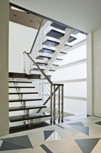 Лестница в интерьере коттеджа. Не выглядит тяжеловесной благодаря удачному дизайну и правильно подобранным материалам.