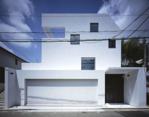 Дом японский коттедж квадратный с белыми стенами
