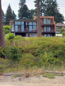 Проект деревянного коттеджа. Вид с озера. Дом идеально вписан в окружающую среду.
