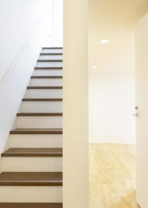 Узкая лестница без перил в японском частном доме