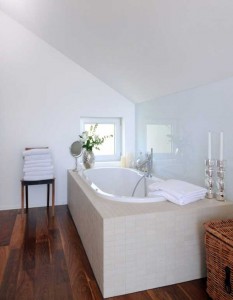 Дизайн интерьера коттеджа. Просторная ванная комната.