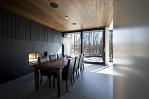 Интерьер столовой в коттедже с деревянным потолком