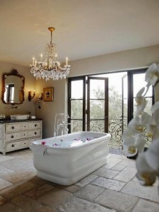 Ванная комната с большими окнами в светлых тонах. Интерьеры коттеджа