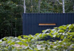 Проект небольшого дома в лесу из подручных материалов