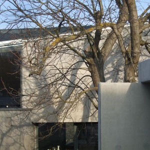 Внешние стены дома выполнены из бетона