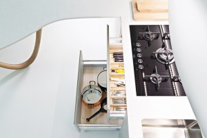 Выдвижные ящики в кухонных шкафах; мебель для кухни