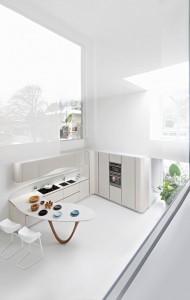 Открытая кухня белого цвета в частном доме