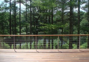 Открытая терраса в коттедже с видом на лес и озеро