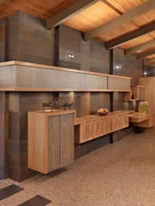 Сочетание деревянных и каменных панелей в дизайне интерьера коттеджа