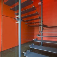 Металлическая лестница в коттедже с прозрачными боковинами
