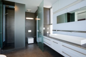 Дизайн просторной ванной комнаты в коттедже