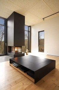 Дизайн интерьера гостиной с камином в современном коттедже