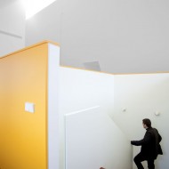 Сочетание белых стен и потолков с яркими цветными элементами в интерьере коттеджа