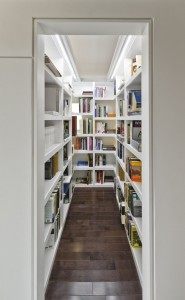 Небольшая библиотека -- отдельная комната