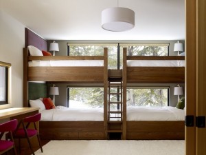 Двухъярусная кровать в детской комнате коттеджа