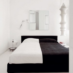 Дизайн спальни в черно белых тонах; фото