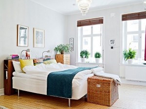 Пример светлой просторной спальни с простым дизайном