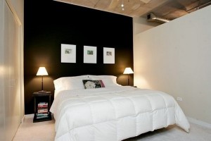 Контраст черного и белого в дизайне спальни в коттедже