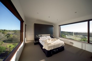 Спальня в коттедже; открытый вид в две стороны благодаря большим окнам