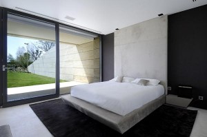 Спальня в черно-белой гамме; интерьеры коттеджей
