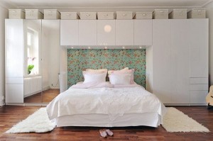 Спальня с белыми стенными шкафами; дизайн интерьера коттеджа