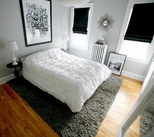 Черно-белая гамма в дизайне спальни в коттедже