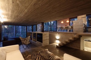 Просторная кухня с элементами интерьера выполненных из бетона