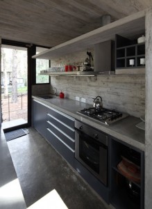 Кухня с бетонной столешницей и полками