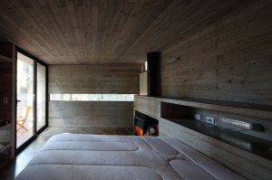 Спальня обшитая деревянными панелями на втором этаже коттеджа
