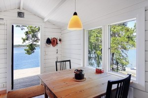 Дизайн простого интерьера в светлых тонах в летнем домике