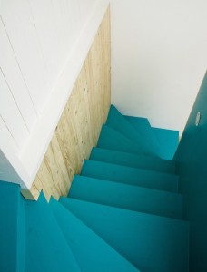Лестница в коттедже, покрашенная в яркий бирюзовый цвет