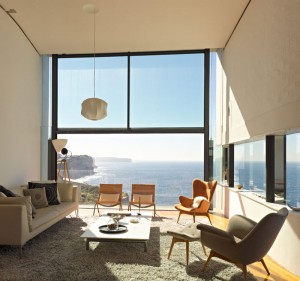 Гостиная и панорамные окна с видом на море