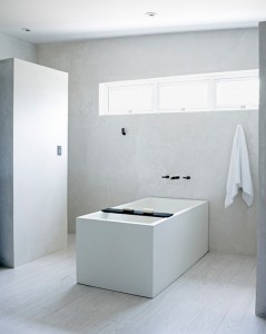 Ванная комната в коттедже белого цвета