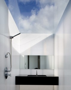 Ванная комната с открытым потолком. Застекленная крыша